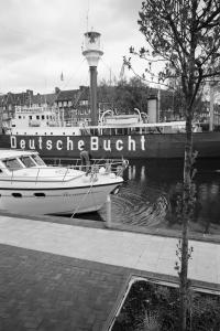 Ein Mann putzt sein Boot